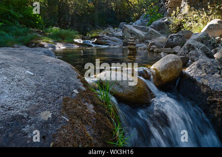 Kleiner Wasserfall von Gralheira Fluss in Carvalhais. São Pedro do Sul, Portugal Stockfoto