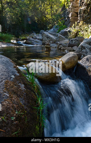 Kleiner Wasserfall von Gralheira Fluss in Carvalhais. São Pedro do Sul, Portugal Stockfoto