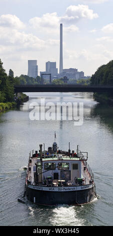 Versand auf dem Rhein-Herne-Kanal, hinter der harten Kohlekraftwerk, Herne, Deutschland, Europa Stockfoto