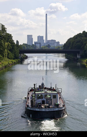 Versand auf dem Rhein-Herne-Kanal, hinter der harten Kohlekraftwerk, Herne, Deutschland, Europa Stockfoto
