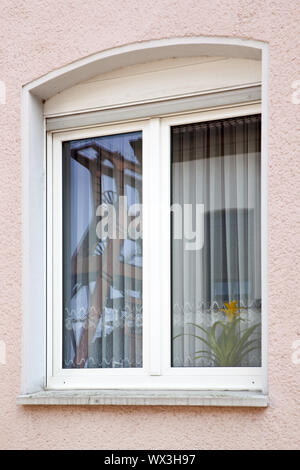 Reflexion am Rahmen der Zeche Pluto in einem Fenster eines Wohnhauses, Herne, Deutschland, Europa Stockfoto