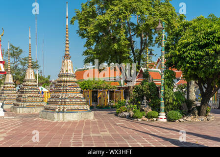 Kleine Chedis und Rock Garden im Was Pho Tempel in Bangkok. Stockfoto