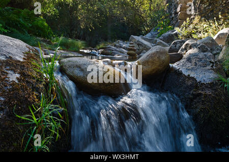 Kleiner Wasserfall von Gralheira Fluss in Carvalhais. São Pedro do Sul, Portugal Stockfoto