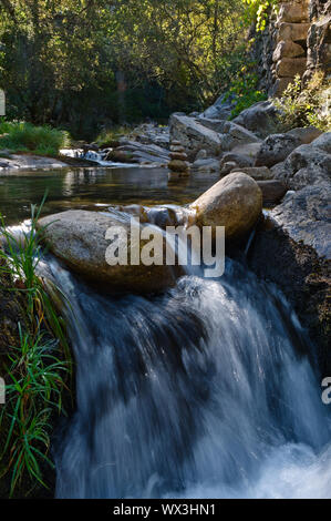 Kleiner Wasserfall von Gralheira Fluss in Carvalhais. São Pedro do Sul, Portugal Stockfoto