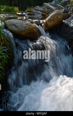 Kleiner Wasserfall von Gralheira Fluss in Carvalhais. São Pedro do Sul, Portugal Stockfoto