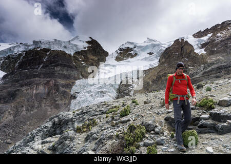 Bergsteiger zurück Camp in den Anden von Peru mit Gletscher- und Bergwelt zu Fuß Stockfoto