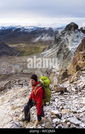 Bergsteiger auf einem felsigen Hang in den Anden von Peru Stockfoto