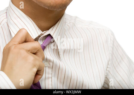 Geschäftsmann bindet die Krawatte zur Erholung, Nahaufnahme und Fokus auf Unentschieden. Stockfoto