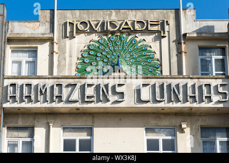 Pfau an einem Abteilung Speicher Fassade in Porto Stockfoto