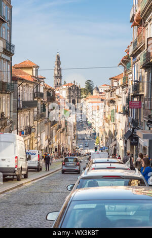 Rua de Trinta e Um de Janeiro ist eine Straße in der Stadt Porto Stockfoto
