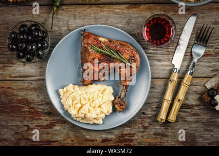 Mittagessen, Hähnchenschenkel, gebratenes Huhn, Ansicht von oben, kopieren Raum Stockfoto