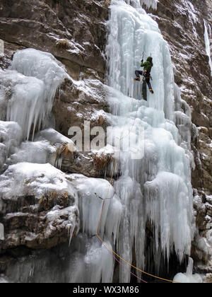 Eiskletterer auf einem steilen Eisfall in den italienischen Alpen Stockfoto