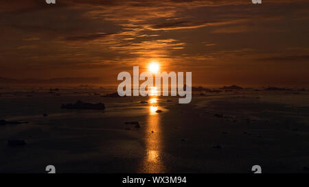 Sunbeam Reflexion über den Arktischen Ozean in Grönland Stockfoto