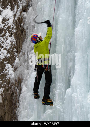 Eiskletterer auf einem steilen Eisfall in den italienischen Alpen Stockfoto