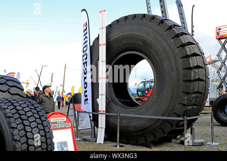 Hyvinkaa, Finnland. September 6, 2019. Bridgestone präsentiert weltweit größten Reifen, 4,02 m groß, Gewicht 5750 kg, für schwere Bergbau Fahrzeuge auf Maxpo 2019. Stockfoto