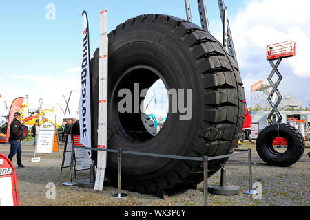 Hyvinkaa, Finnland. September 6, 2019. Bridgestone präsentiert weltweit größten Reifen, 4,02 m groß, Gewicht 5750 kg, für schwere Bergbau Fahrzeuge auf Maxpo 2019. Stockfoto