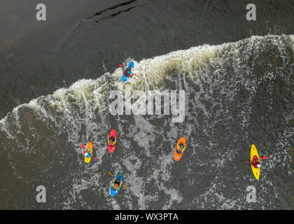 Luftaufnahme von Kanus auf dem Fluss Trent Burton Bridge Wehr Stockfoto