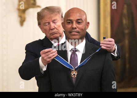 Washington DC, USA. 16 Sep, 2019. Präsident Donald Trump präsentiert eine Medaille der Freiheit zu Baseball Legende und ehemaligen New York Yankees Krug Mariano Rivera, während einer Zeremonie im Weißen Haus in Washington, DC am Montag, den 16. September 2019. Quelle: UPI/Alamy leben Nachrichten Stockfoto