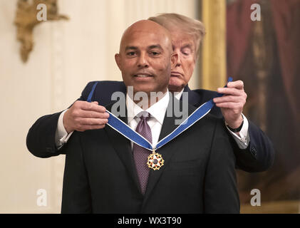 Washington DC, USA. 16 Sep, 2019. Präsident Donald Trump präsentiert eine Medaille der Freiheit zu Baseball Legende und ehemaligen New York Yankees Krug Mariano Rivera, während einer Zeremonie im Weißen Haus in Washington, DC am Montag, den 16. September 2019. Quelle: UPI/Alamy leben Nachrichten Stockfoto