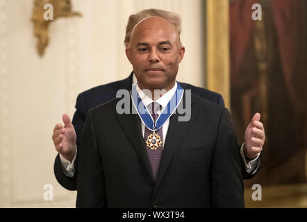 Washington DC, USA. 16 Sep, 2019. Präsident Donald Trump präsentiert eine Medaille der Freiheit zu Baseball Legende und ehemaligen New York Yankees Krug Mariano Rivera, während einer Zeremonie im Weißen Haus in Washington, DC am Montag, den 16. September 2019. Quelle: UPI/Alamy leben Nachrichten Stockfoto