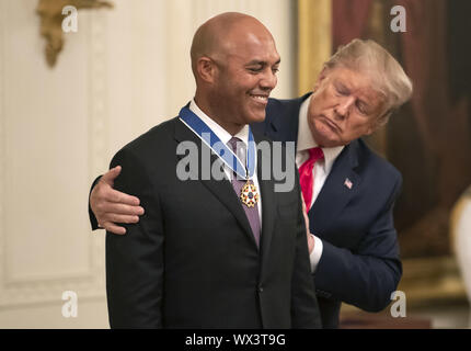 Washington DC, USA. 16 Sep, 2019. Präsident Donald Trump präsentiert eine Medaille der Freiheit zu Baseball Legende und ehemaligen New York Yankees Krug Mariano Rivera, während einer Zeremonie im Weißen Haus in Washington, DC am Montag, den 16. September 2019. Quelle: UPI/Alamy leben Nachrichten Stockfoto