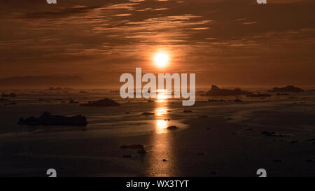 Sunbeam Reflexion über den Arktischen Ozean in Grönland Stockfoto