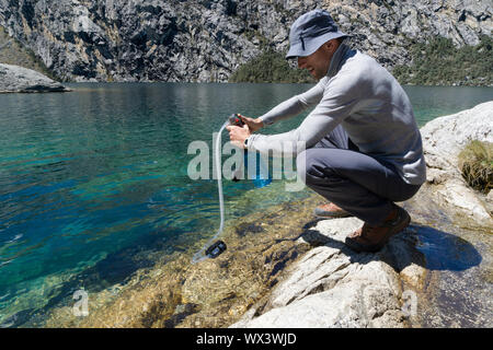 Man Pumpen und Filtern Trinkwasser Stockfoto