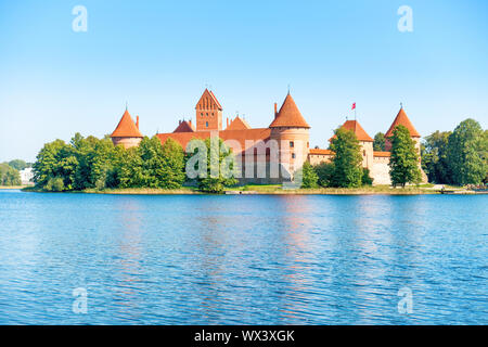 Trakai Burg auf Island Lake Stockfoto