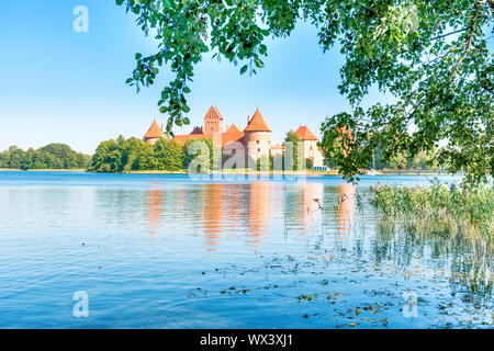 Trakai Burg auf Island Lake Stockfoto