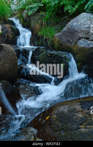 Kleiner Wasserfall von Gralheira Fluss in Carvalhais. São Pedro do Sul, Portugal Stockfoto