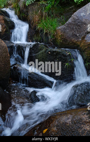 Kleiner Wasserfall von Gralheira Fluss in Carvalhais. São Pedro do Sul, Portugal Stockfoto