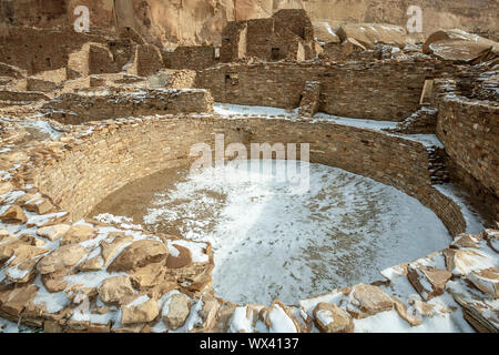 Kiva (zeremonielle Kammer) und Gebäude unter Schnee, Pueblo Bonito Great House, Chaco Culture National Historical Park, New Mexiko USA Stockfoto