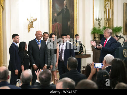 Washington DC, USA. 16 Sep, 2019. Präsident Donald Trump applaudiert wie Baseball Legende und ehemaligen New York Yankees Krug Mariano Rivera steht mit seiner Familie nach Erhalt eine Medaille der Freiheit, während einer Zeremonie im Weißen Haus in Washington, DC am Montag, den 16. September 2019. Quelle: UPI/Alamy leben Nachrichten Stockfoto