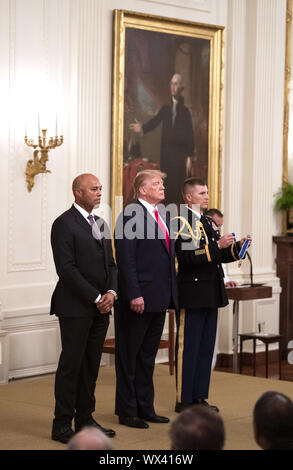 Washington DC, USA. 16 Sep, 2019. Präsident Donald Trump präsentiert eine Medaille der Freiheit zu Baseball Legende und ehemaligen New York Yankees Krug Mariano Rivera, während einer Zeremonie im Weißen Haus in Washington, DC am Montag, den 16. September 2019. Quelle: UPI/Alamy leben Nachrichten Stockfoto