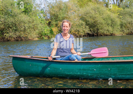 Niederländische Frau mit paddeln im Kanu auf dem Fluss Stockfoto