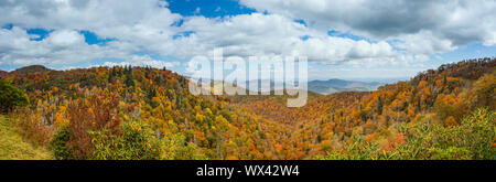 Blue Ridge Mountains im späten Herbst Farbe Panorama Landschaft Stockfoto