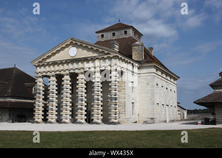 Blick auf das Haus des Direktors von ledoux an der Saline Royale (die Königliche Saline in Arc-et-Senans Stockfoto