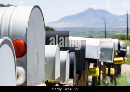 Zeile aus Metall und Kunststoff für die Mailbox auf der Seite einer entfernten Autobahn Stockfoto