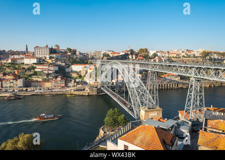 Blick auf Porto mit dem berühmten Dom Luís I Brücke Stockfoto