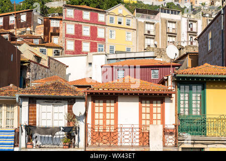 Typische alte Stadthäuser der portugiesischen Baustil in Porto Stockfoto
