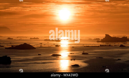 Sunbeam Reflexion über den Arktischen Ozean in Grönland Stockfoto