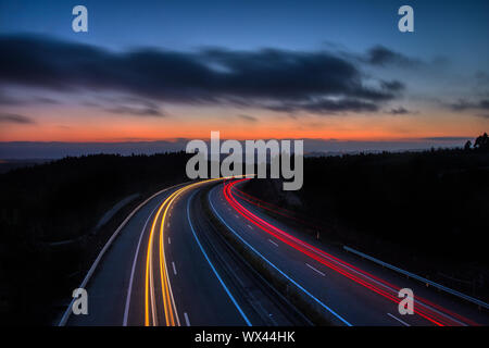 Sonnenuntergang über der Autobahn. Foto in Aveiro (Portugal) erfasst Stockfoto