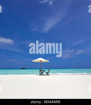 Lonely Malediven Strand mit Sonnenschirm Stockfoto