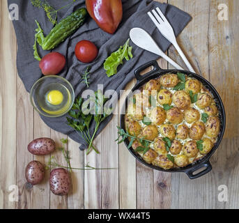 Junge Kartoffeln mit Quark sind im Ofen gebacken. Stockfoto