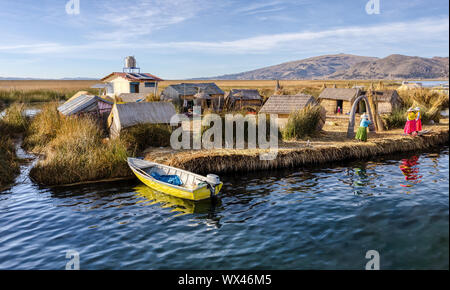 Die schwimmenden und touristische Uros Inseln des Titicacasees, Puno, Peru, Südamerika Stockfoto