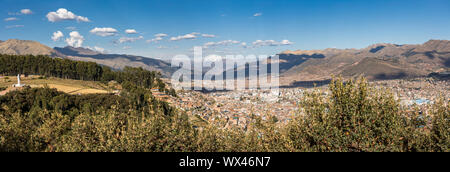 Panoramablick auf die Stadt Cusco von Sacsayhuaman Machu Picchu in Peru mit weißen riesigen Skulptur von Jesus Christus Stockfoto