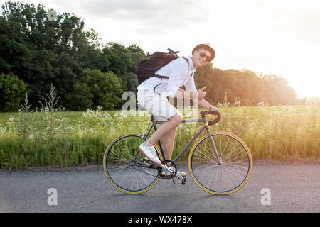 Junge casual Kop seiner ländlichen Bereich Radtour genießen Stockfoto