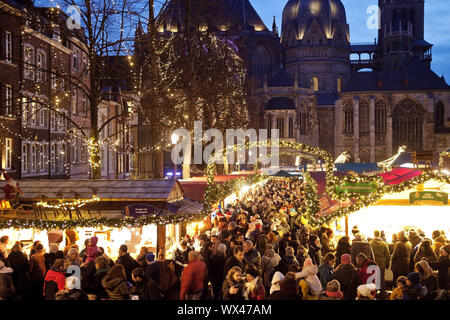 Weihnachtsmarkt am Aachener Dom am Abend, Aachen, Deutschland, Europa Stockfoto