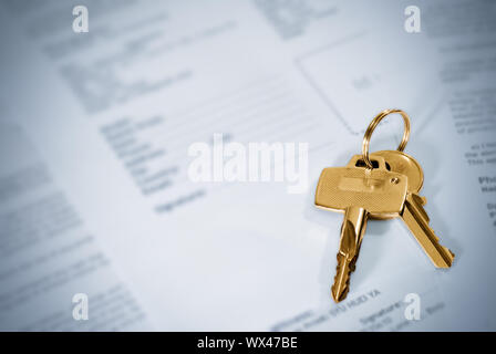 Schlüssel in goldener Farbe auf blauem Papier. Stockfoto