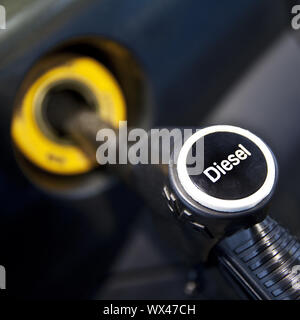 Auto ist mit Diesel an der Tankstelle betankt, symbolische Bild diesel Fahrverbote, diesel Gate Stockfoto